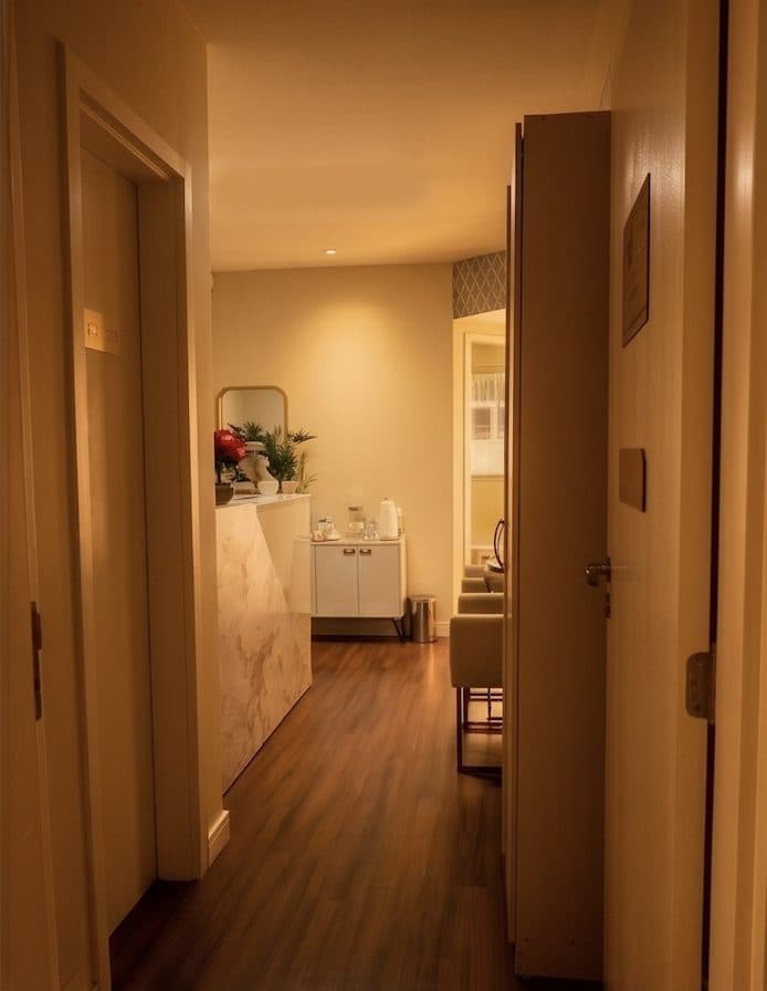 Corredor da clínica de estética da Dra. Gabrielle Kwitko em Florianópolis