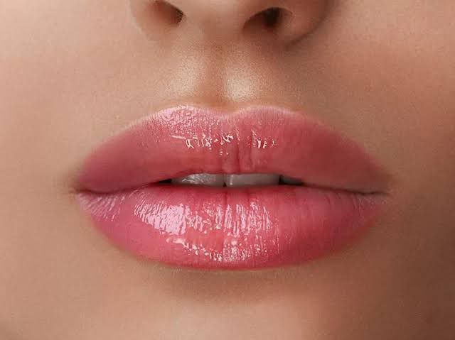 Enhance sua beleza com preenchimento labial personalizado, oferecendo resultados impressionantes e uma aparência que destaca sua verdadeira essência