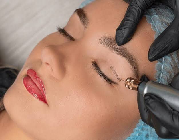 Procedimento estético Jato de Plasma na tratamento vip GK Estética - Fpolis - SC: Tecnologia avançada para rejuvenescimento da pele, tratando flacidez, rugas, manchas e cicatrizes com efeito lifting visível e pele mais firme e uniforme
